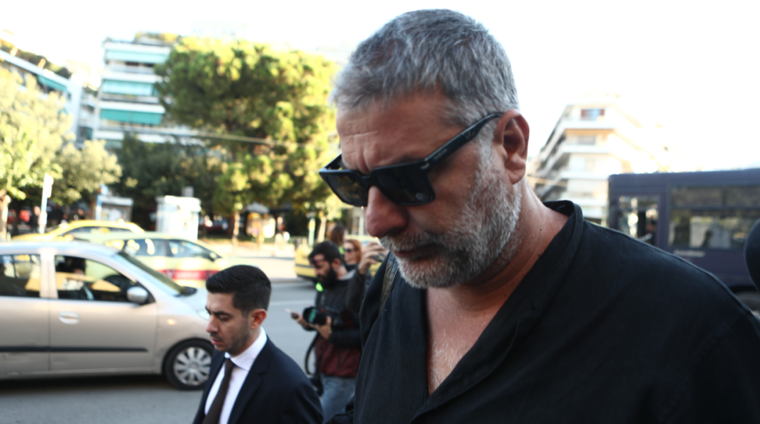 Στην Ευελπίδων ο Βασίλης Μπισμπίκης για το τροχαίο που προκάλεσε στη Φιλοθέη - Δεν θέλησε να κάνει δηλώσεις