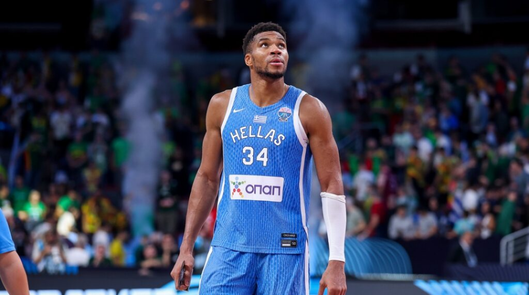 Γιάννης Αντετοκούνμπο: Επική φωτογραφία με μακρύ μαλλί και τζιν μπουφάν 