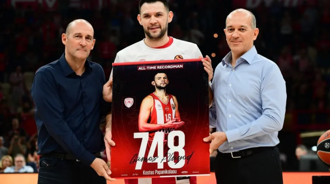 Ολυμπιακός: Οι Αγγελόπουλοι βράβευσαν τον ρέκορτμαν Παπανικολάου