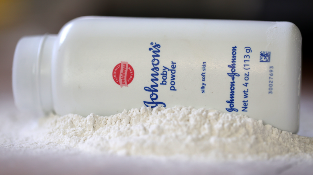 Μαζική αγωγή στο Ηνωμένο Βασίλειο κατά της Johnson & Johnson για την καρκινογόνα παιδική πούδρα