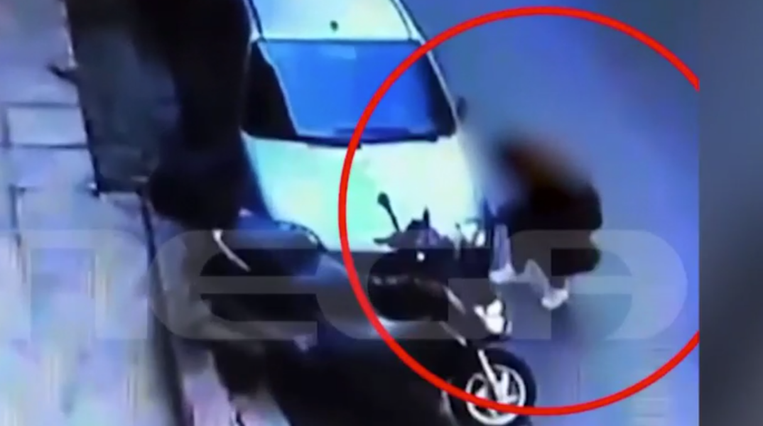 Γυναίκα φαίνεται να σκάει λάστιχα αυτοκινήτων 