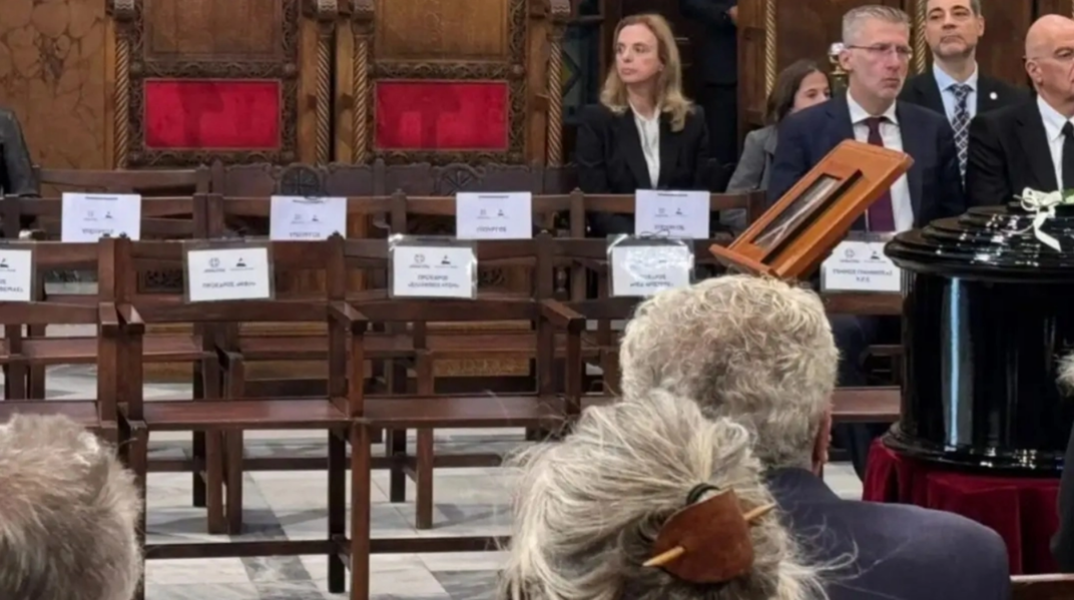 Τα άδεια στασίδια για τους αρχηγούς των κομμάτων της Αριστεράς