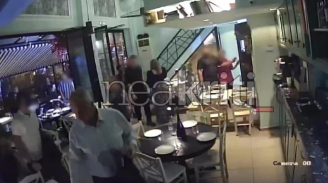 Ο Μάκης Βορίδης δέχθηκε επίθεση με αυγά στο Ηράκλειο Κρήτης 