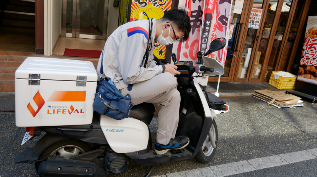 Πώς ένας άνεργος Ιάπωνας εκμεταλλεύτηκε κενό σε delivery app και έτρωγε τζάμπα για πάνω από δύο χρόνια