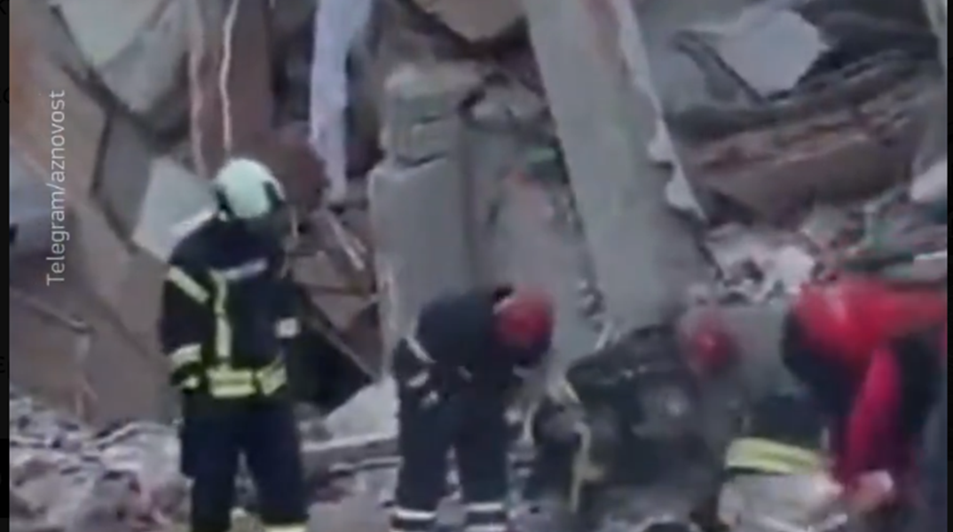 Κωνσταντινούπολη: Νεκρό ανασύρθηκε 12χρονο αγόρι από τα ερείπια της πολυκατοικίας που κατέρρευσε