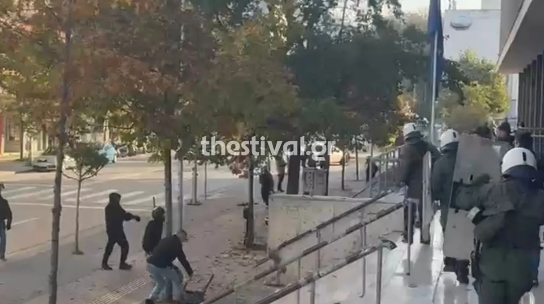 Δολοφονία Καμπανού: Ένταση έξω από τα δικαστήρια και δύο συλλήψεις