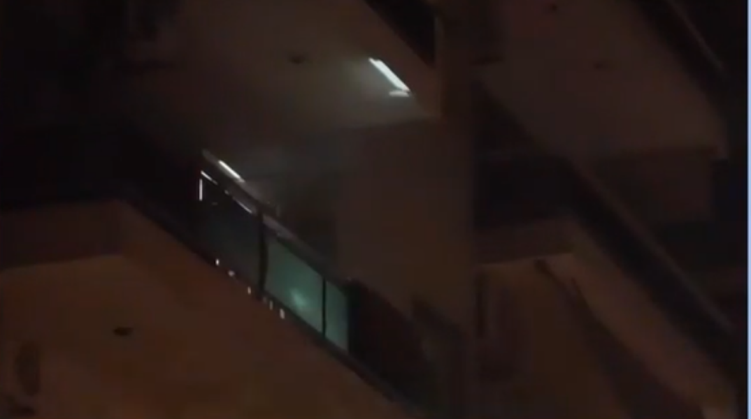 Νέος Κόσμος: Ισχυρή έκρηξη μετά από φωτιά σε διαμέρισμα 