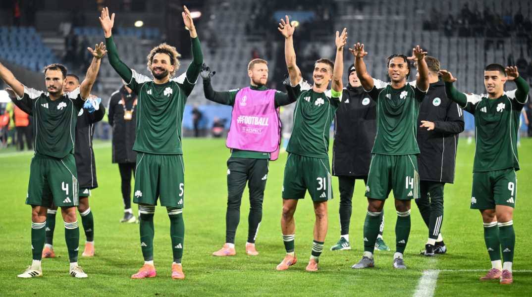 Οι παίκτες του Παναθηναϊκού πανηγυρίζουν με τους φιλάθλους της ομάδας που ταξίδεψαν μέχρι το Μάλμε