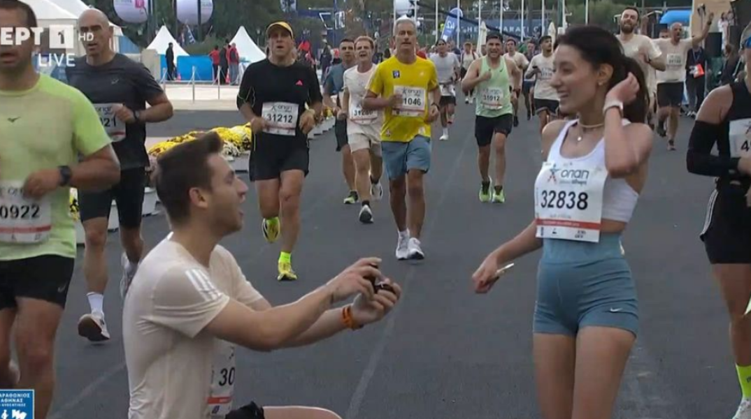 Η πιο ρομαντική στιγμή του Αυθεντικού Μαραθωνίου: Δρομέας δέχτηκε πρόταση γάμου στον τερματισμό των 10 χλμ.
