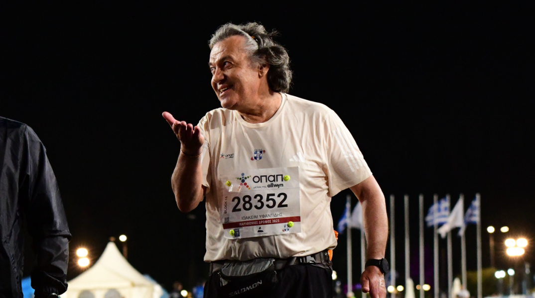 42ος Αυθεντικός Μαραθώνιος: Χειροκροτήματα και συγκίνηση για τον δρομέα που τερμάτισε τελευταίος