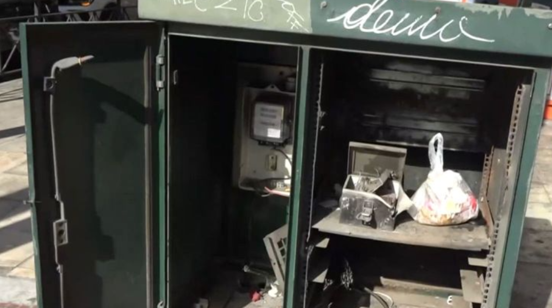 Ανοίγουν τις κολώνες φωτισμού και αφαιρούν τον χαλκό - Βυθίζονται στο σκοτάδι γειτονιές της Αθήνας