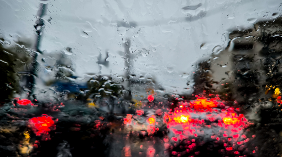 Χάος στους δρόμους έφερε η κακοκαιρία Adel - Στο «κόκκινο» η κίνηση - Πού εντοπίζονται καθυστερήσεις στους κεντρικούς οδικούς άξονες του λεκανοπεδίου