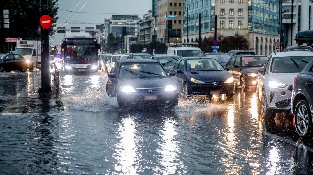 Μποτιλιάρισμα από την έντονη βροχόπτωση