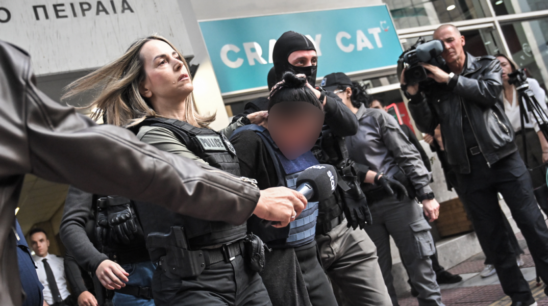Στα δικαστήρια Πειραιά η 46χρονη που σκότωσε την πεθερά της στη Σαλαμίνα 
