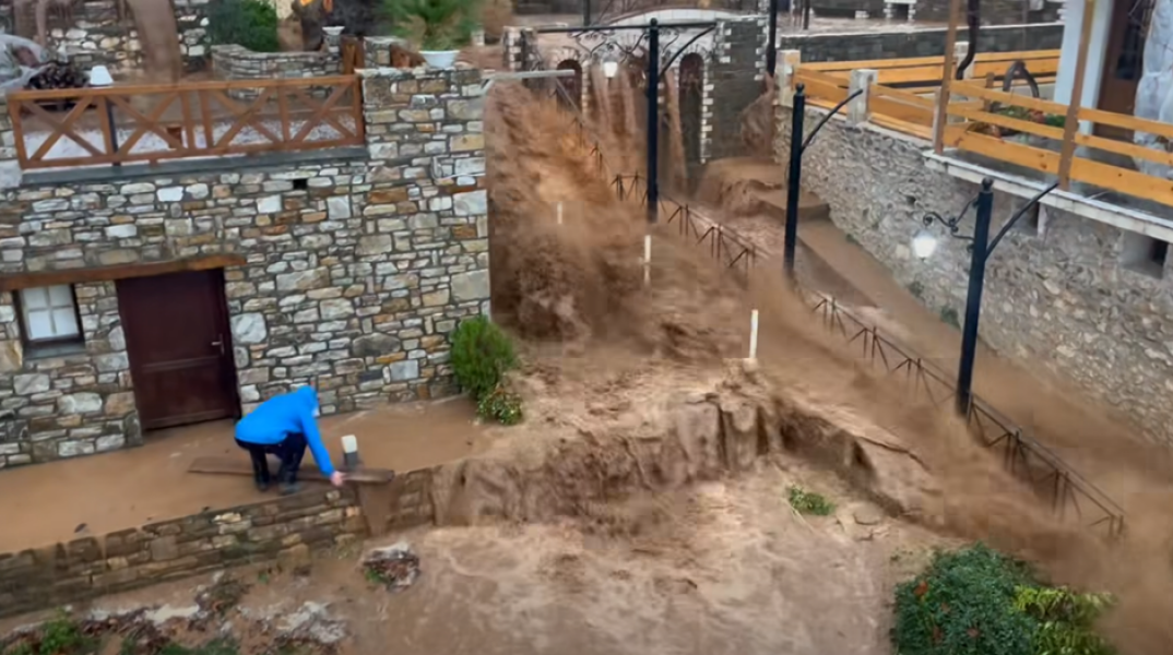 Πλημμυρισμένος δρόμος στη Θάσο