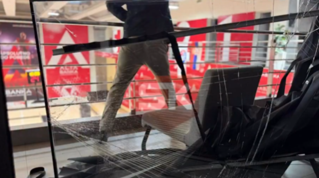 Χαμός μετά τη φυγή Ομπράντοβιτς – Σπασμένα τζάμια και φωτοβολίδες στην «Belgrade Arena»