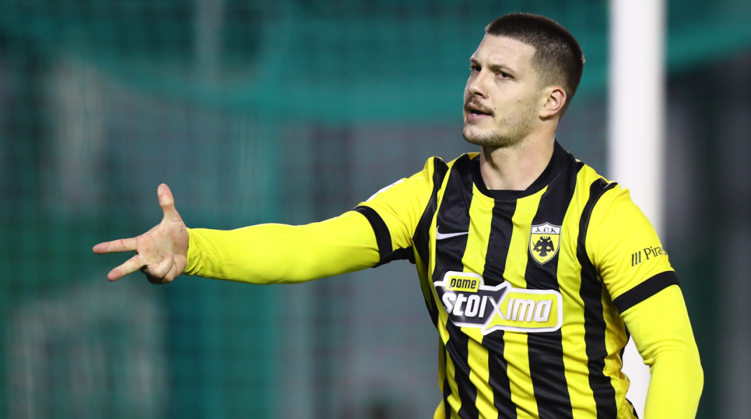 Ο Γιόβιτς της ΑΕΚ έγινε ο πρώτος παίκτης που πετυχαίνει χατ τρικ εκτός έδρας, σε αθηναϊκό ντέρμπι