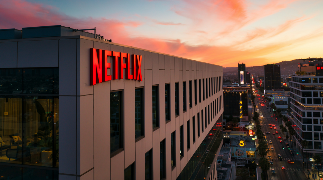 Η Netflix υπέβαλε νέα, βελτιωμένη προσφορά για την Warner Bros Discovery - Στα 74 δισεκατομμύρια δολάρια αποτιμάται η αξία της