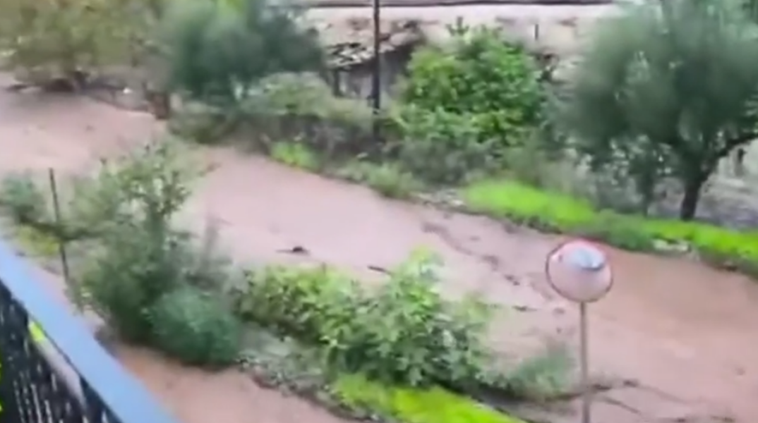 ποτάμια λάσπης οι δρόμοι σε χωριό του Γυθείου