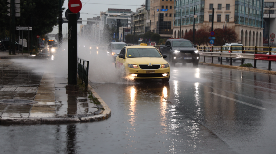 Κυκλοφοριακό χάος στους δρόμους της Αθήνας λόγω της κακοκαιρίας Byron - Η κίνηση στους βασικούς οδικούς άξονες