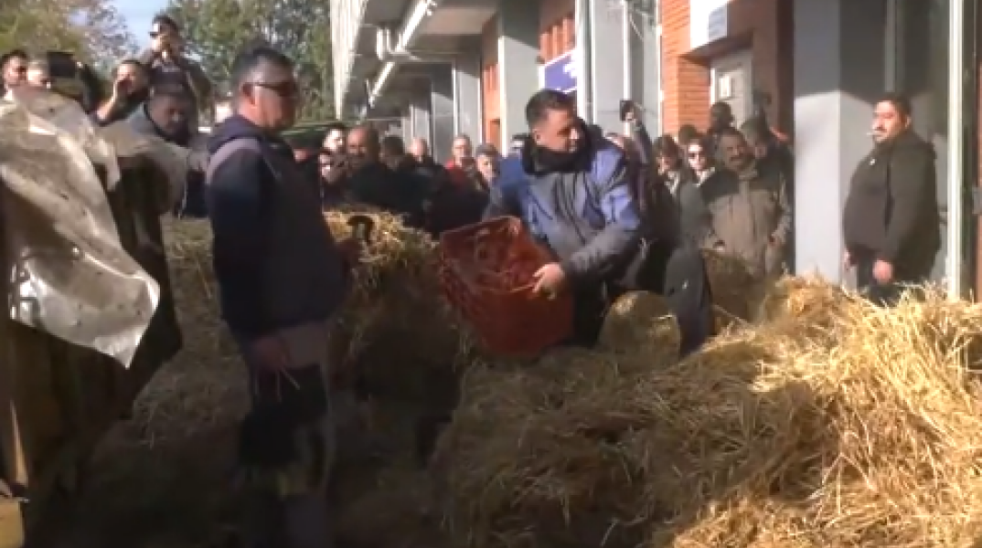 Αγρότες πετούν άχυρα και γάλα έξω από την Αντιπεριφέρεια Καβάλας