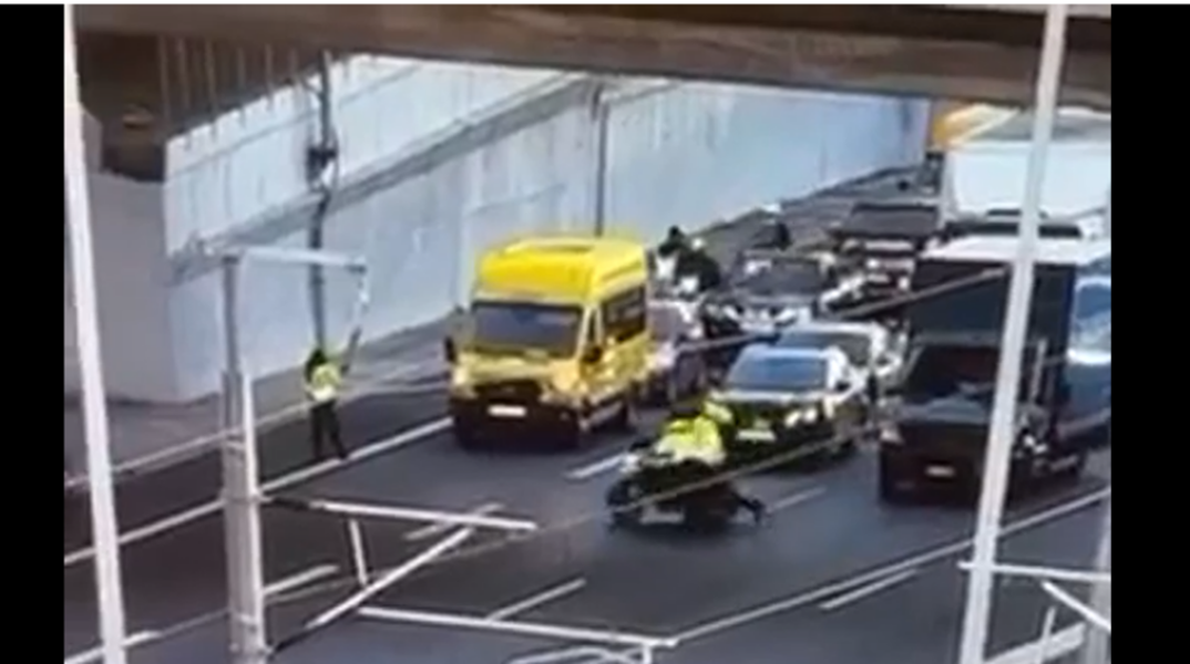 Οδηγός μηχανής παρέσυρε τροχονόμο στην Αττική Οδό