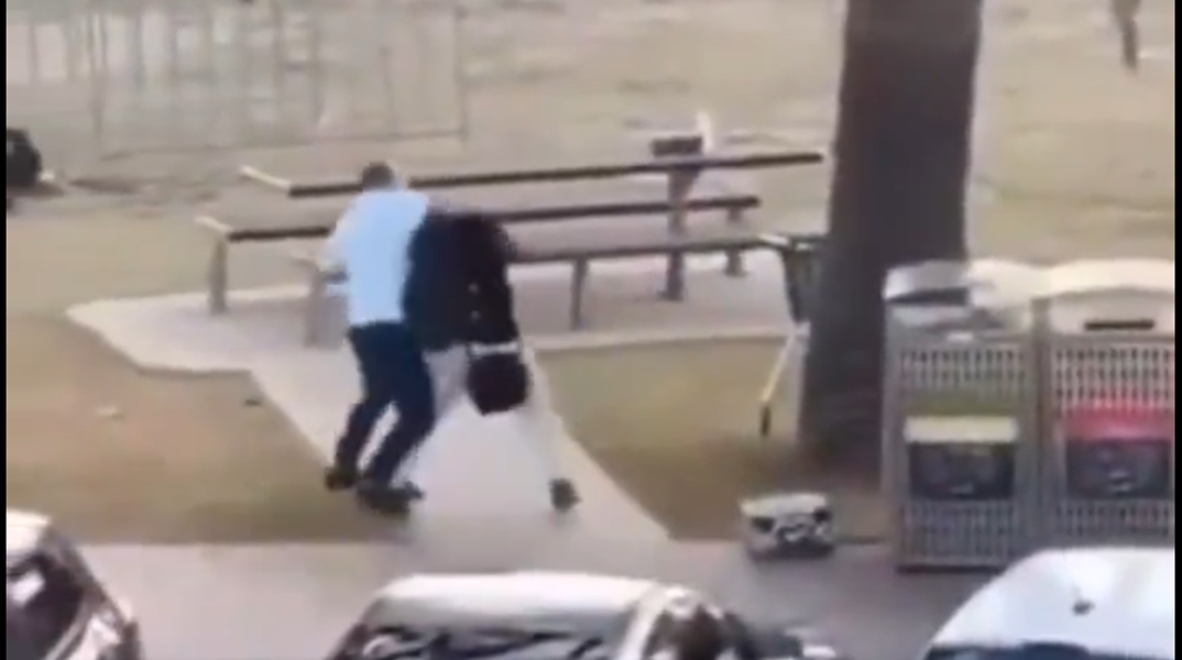 Μακελειό στο Σίδνεϊ: Η στιγμή που ήρωας - περαστικός αφοπλίζει δράστη - Δείτε το βίντεο