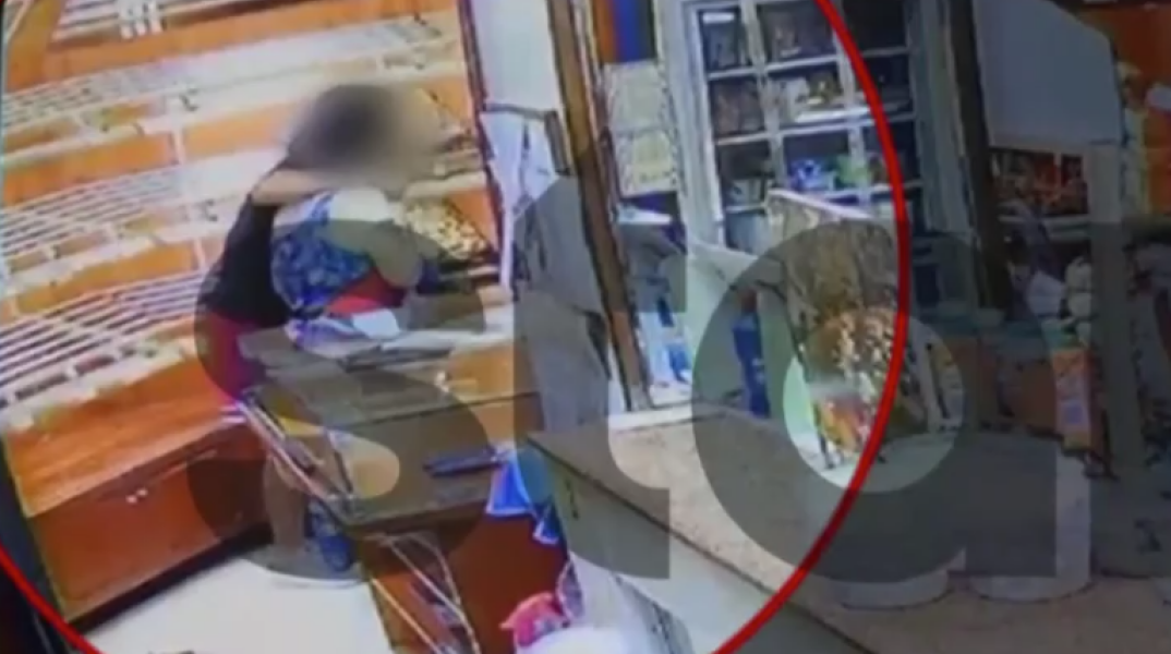 Κηφισιά: Ανήλικος ληστής έκανε κεφαλοκλείδωμα σε γυναίκα υπάλληλο φούρνου