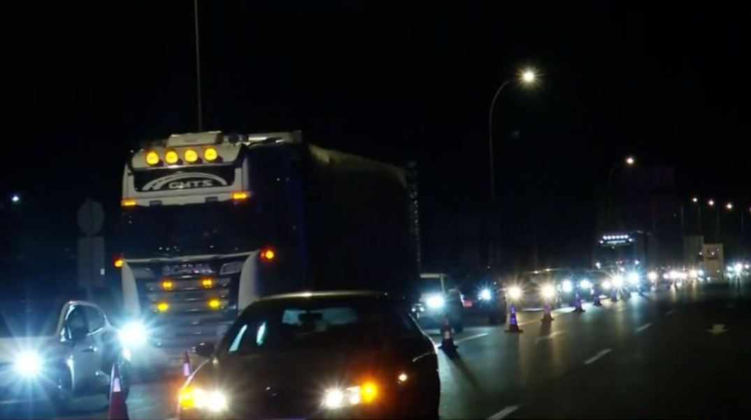 «Γολγοθάς» η έξοδος για τα Χριστούγεννα με ουρές χιλιομέτρων - Διαπραγματεύσεις ΕΛΑΣ - αγροτών