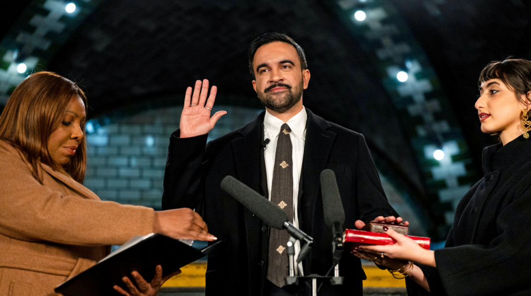 Νέα Υόρκη: Ορκίστηκε νέος δήμαρχος ο Ζοράν Μαμντάνι - Η ορκωμοσία πραγματοποιήθηκε σε έναν ιστορικό, ανενεργό σταθμό του μετρό στο Μανχάταν © Amir Hamja-Pool/Getty Images