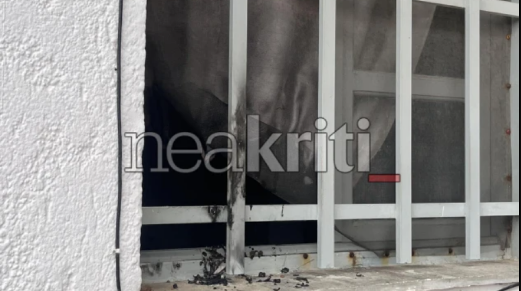 Σημάδια στο σπίτι από τη φωτιά που προκλήθηκε