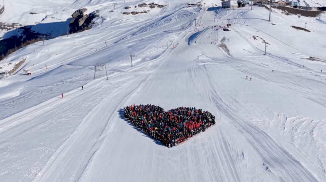 Σκιέρ σχημάτισαν μία καρδιά στο χιόνι για τα θύματα της τραγωδίας στο Κραν-Μοντανά