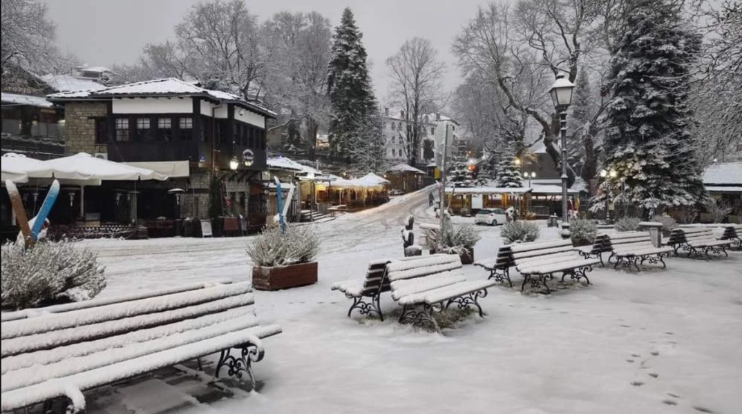 Το Μέτσοβο ντύθηκε στα λευκά - Σε εξέλιξη η χιονόπτωση