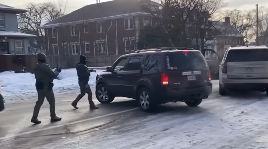 Βίντεο δείχνει τη στιγμή που πράκτορας της ICE πυροβολεί την 37χρονη στη Μινεάπολη