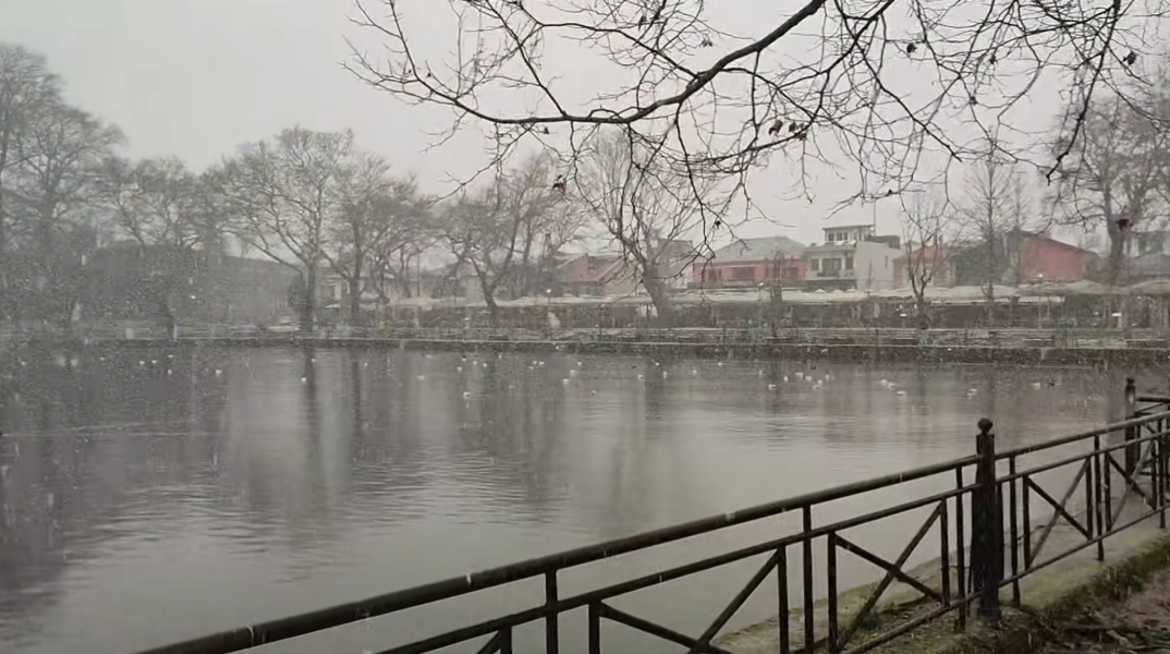 Χιονίζει στα Ιωάννινα - Δείτε εικόνες από την καρδιά της πόλης 