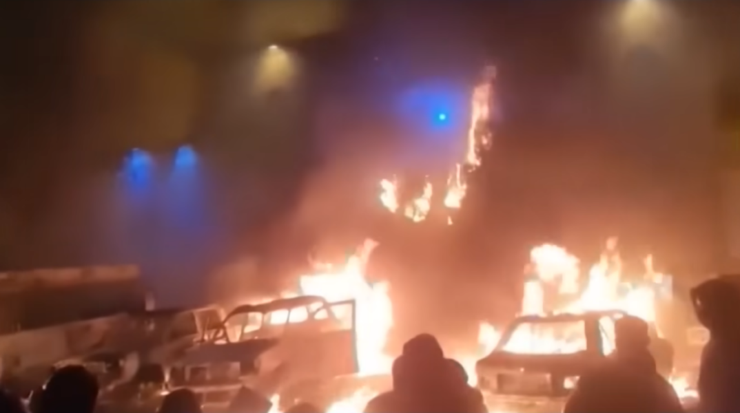 Διαδηλωτές έχουν βάλει φωτιά σε αυτοκίνητα στο Ιράν