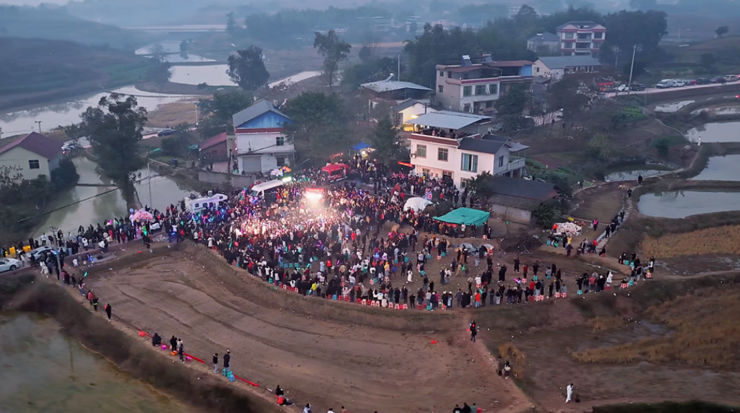 Κινέζα ζήτησε βοήθεια για να σφάξει 2 γουρούνια και προσέτρεξαν χιλιάδες