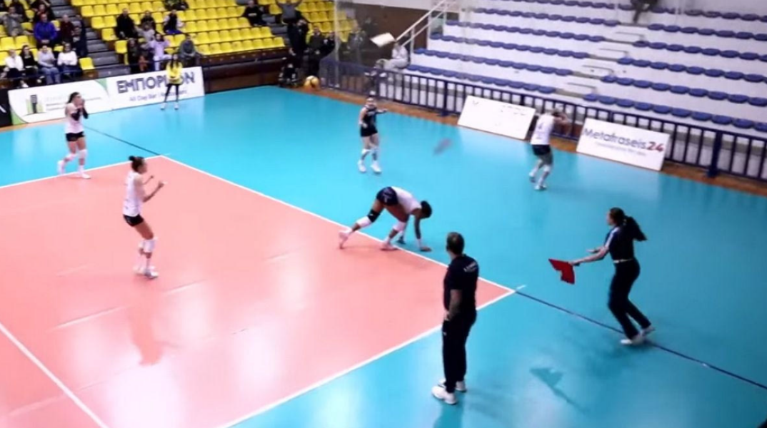 Άρης - ΑΟ Θήρας: Κομμάτια από το ταβάνι έπεσαν δίπλα σε παίκτρια, την ώρα του αγώνα