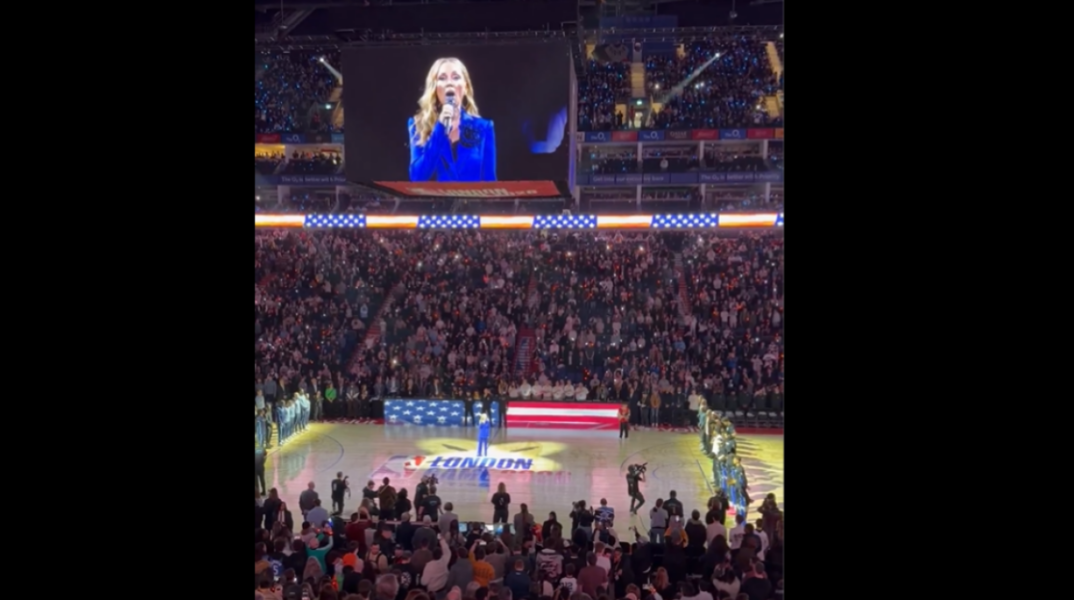 NBA: Φίλαθλος διέκοψε τον εθνικό ύμνο των ΗΠΑ σε αγώνα στη Βρετανία φωνάζοντας για την Γροιλανδία και αποθεώθηκε