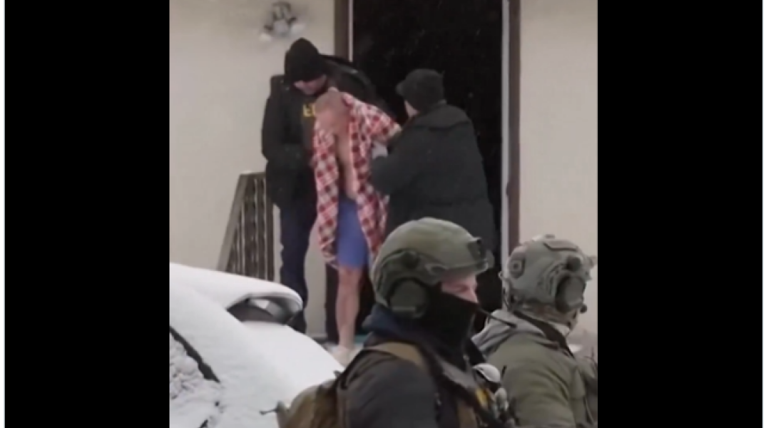 Μινεσότα: Η ICE εισέβαλε στο σπίτι 56χρονου και τον έσυρε μισόγυμνο μέσα στο χιόνι