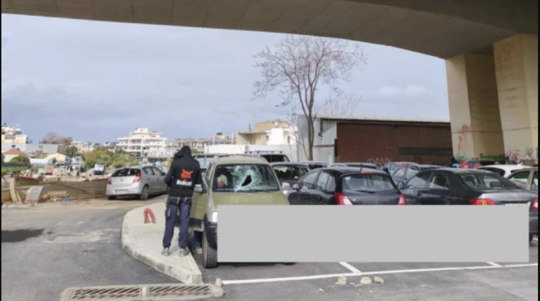 Ηράκλειο: Κομμάτι τσιμέντου έπεσε από γέφυρα και έσπασε παρμπρίζ αυτοκινήτου