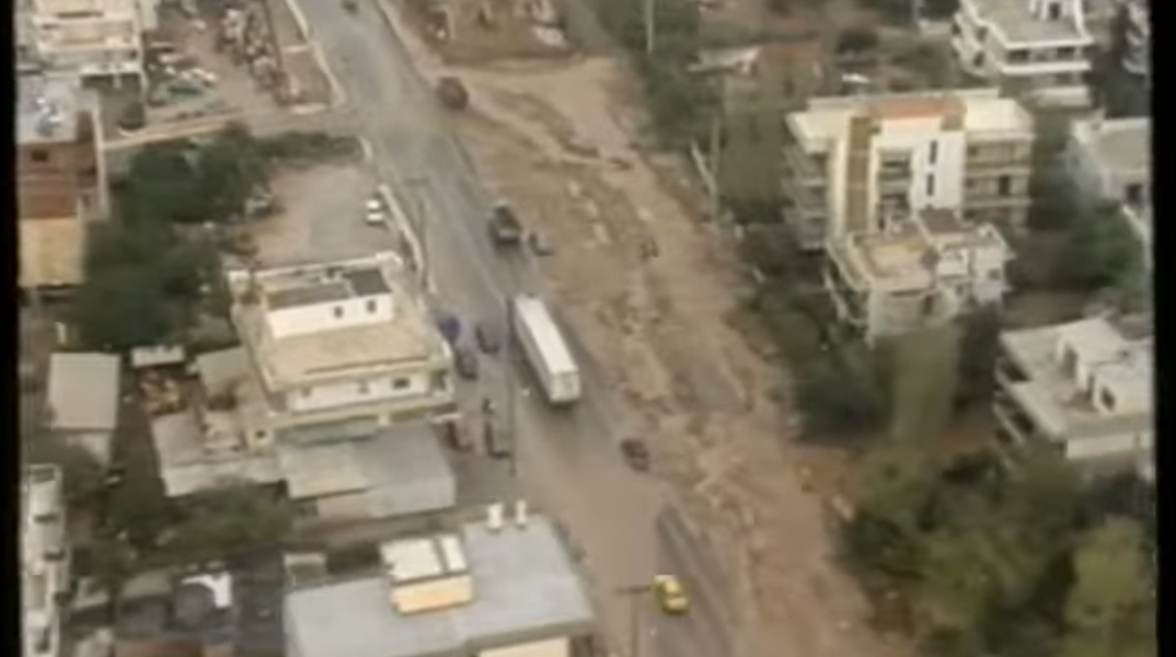Εικόνα από το ρεπορτάζ του Ant1 για τις πλημμύρες του 1993 στα νότια προάστια της Αττικής