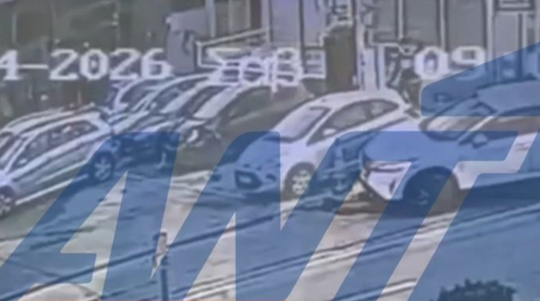 Βριλήσσια: Η στιγμή που ο άνδρας παρασύρει την υπάλληλο των ΕΛΤΑ - Διαφώνησαν για ένα δέμα