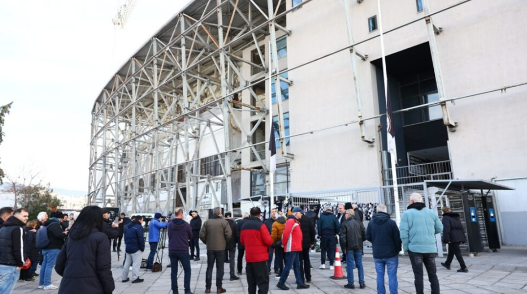 ΠΑΟΚ: Πλήθος κόσμου στην Τούμπα για να αποχαιρετήσει τους επτά φίλους της ομάδας