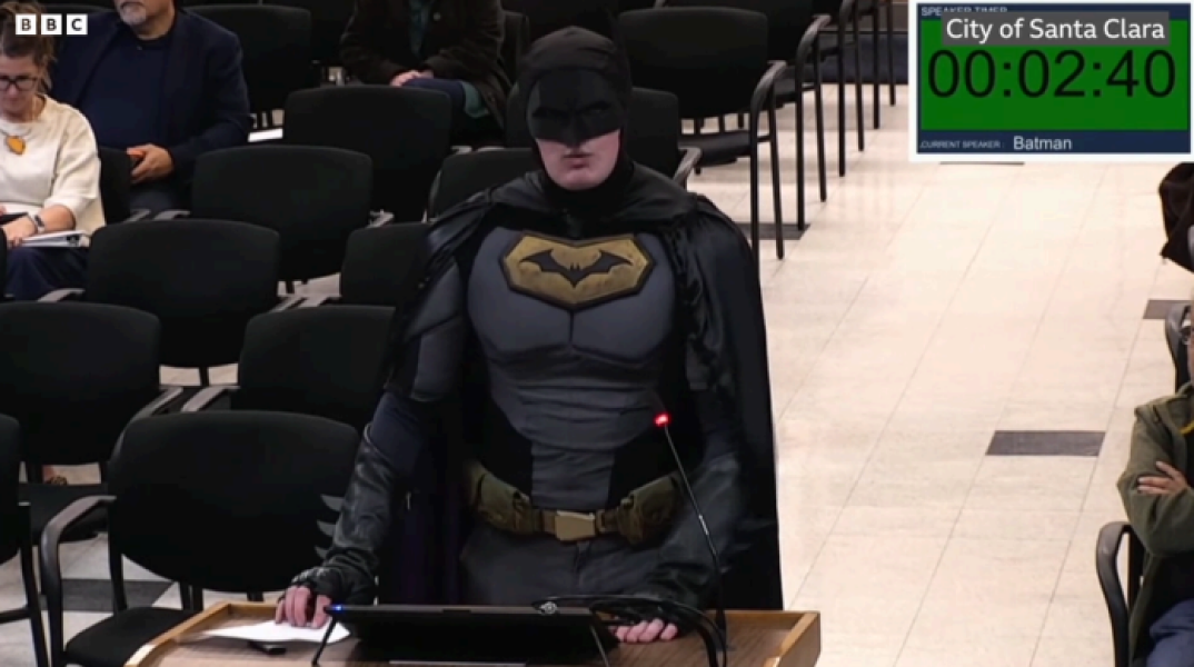 Ο ...Μπάτμαν εισέβαλε στο Δημοτικό Συμβούλιο της Σάντα Κλάρα και στράφηκε κατά της ICE