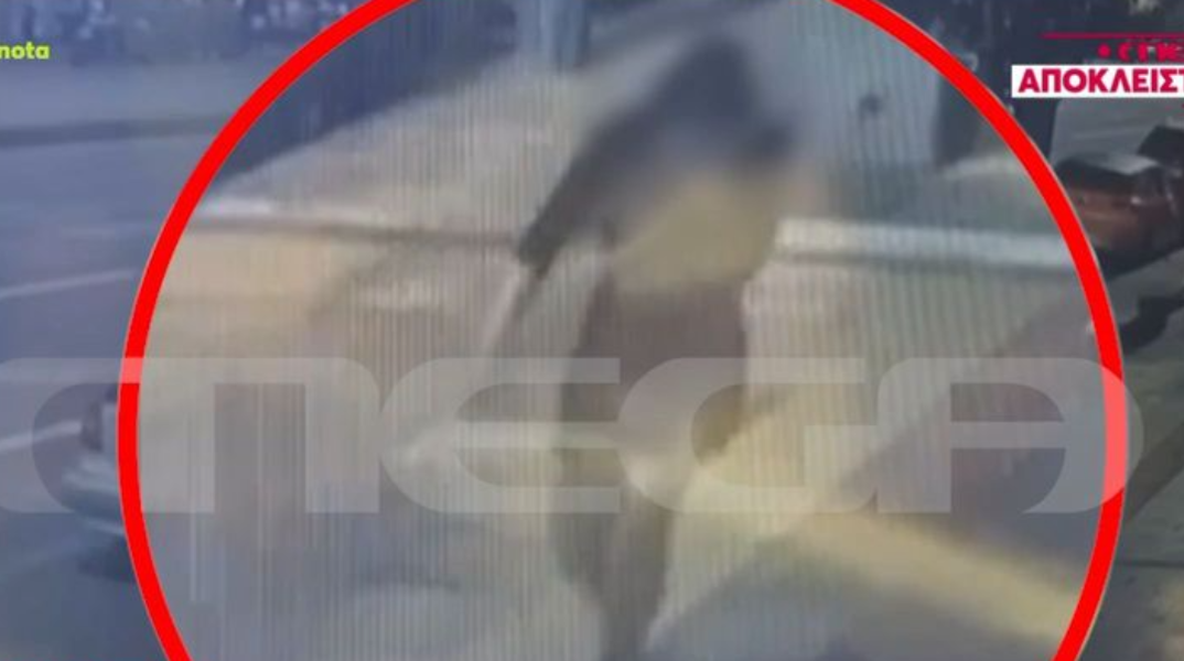 Καλλιθέα: Άγριος ξυλοδαρμός 45χρονης από τον σύντροφό της στη μέση του δρόμου 