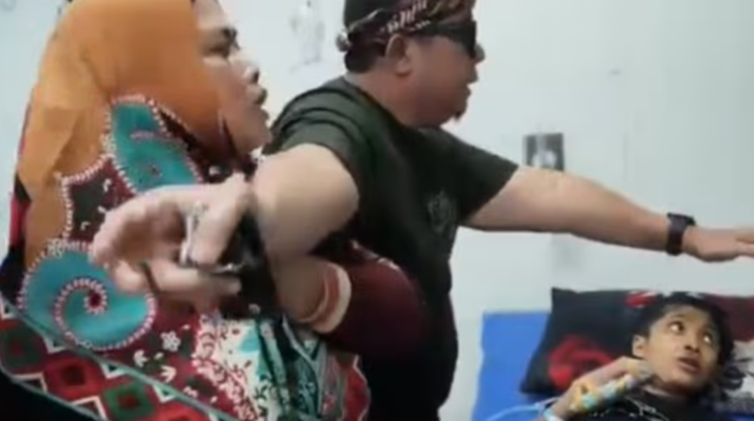 Φρίκη στην Ινδονησία: 12χρονος κατονόμασε τη μητριά του για βασανιστήρια και ξεψύχησε - Τον ανάγκασε να πιει βραστό νερό