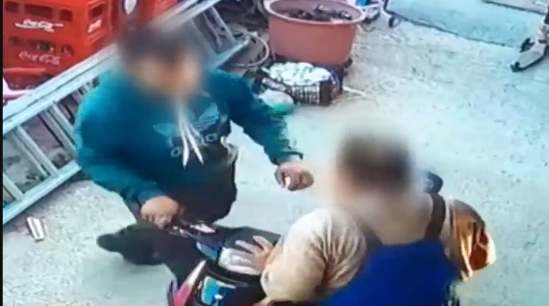 Ο 17χρονος με τον πατέρα του στη Λέρο από κάμερα ασφαλείας