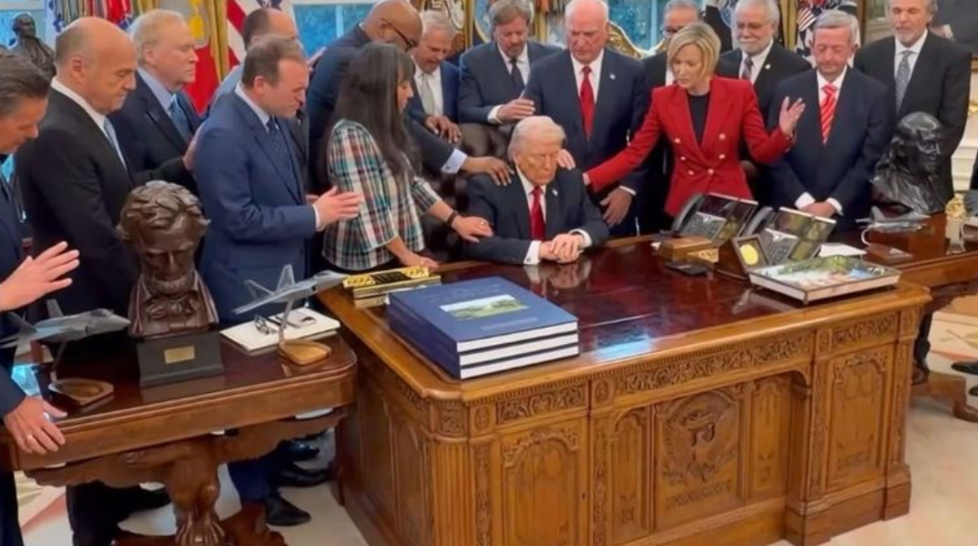 Ο Τραμπ και οι πάστορες προσευχήθηκαν στο Οβάλ Γραφείο για την επιτυχία των ΗΠΑ στον πόλεμο με το Ιράν