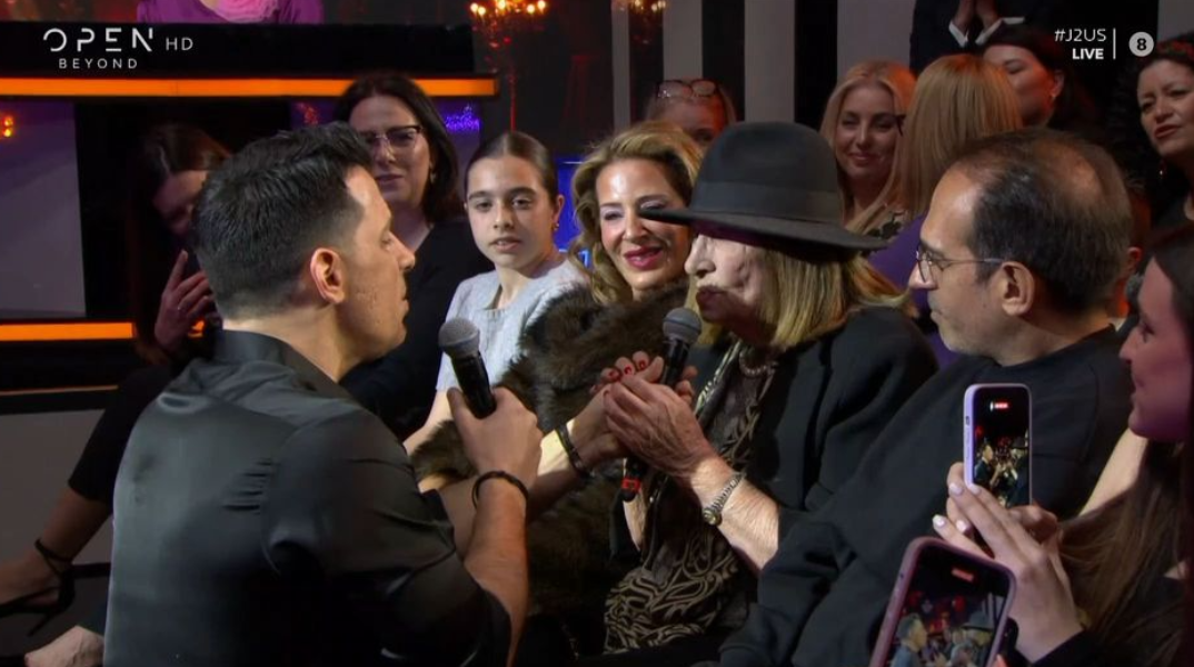 Ο Θοδωρής Φέρρης τραγούδησε μαζί με τη μητέρα του και συγκίνησε - «Ωραία που τα λες, μα έλα που σε ξέρω»